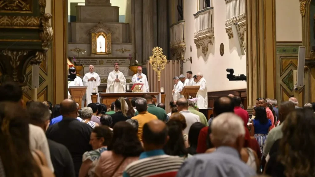 Imagem devotos na abertura do mes missionario 2025 do artigo Basílica Histórica acolhe abertura do Mês Missionário