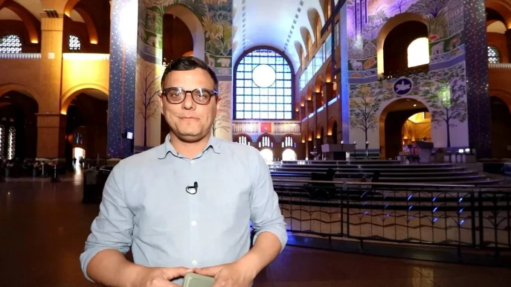 O jornalista Eduardo Gois entrevista convidados e Missionários Redentoristas em reportagem especial de 20 Anos da TV Aparecida