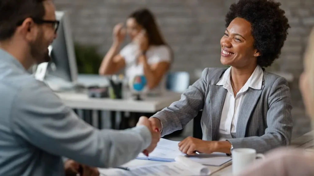 Imagem Empresario e cliente fechando um acordo do artigo Transforme a experiência do cliente em crescimento para sua empresa