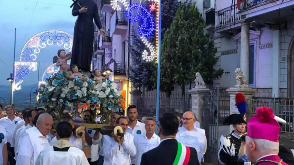 Imagem de São Geraldo Majella durante procissão em Muro Lucano