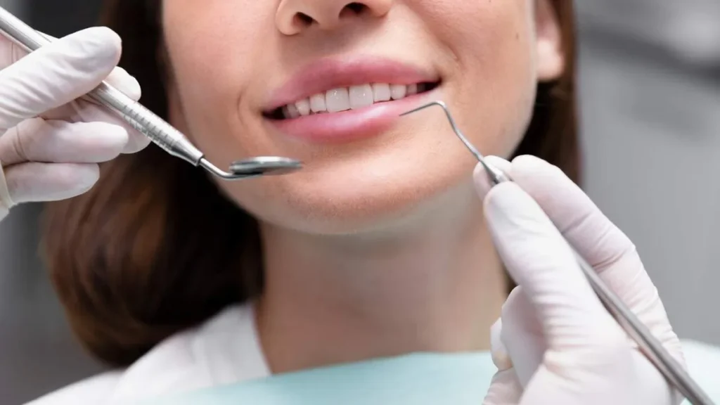 Imagem Mulher cuidando da saude bucal do artigo Vida Saudável: o reflexo da saúde bucal no bem-estar do organismo
