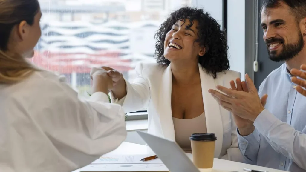 Imagem Mulher recebendo um feedback positivo do artigo Comunicação Assertiva: a chave para o crescimento profissional