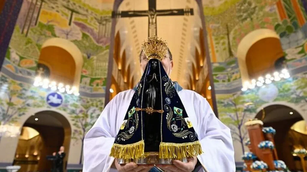 Imagem Nossa Senhora Aparecida altar central do artigo Deixe suas intenções para a Novena da Padroeira!