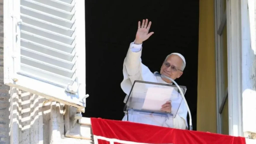 Imagem Papa acenando no Angelus do artigo Papa pede compromisso com os bens que Deus nos confia