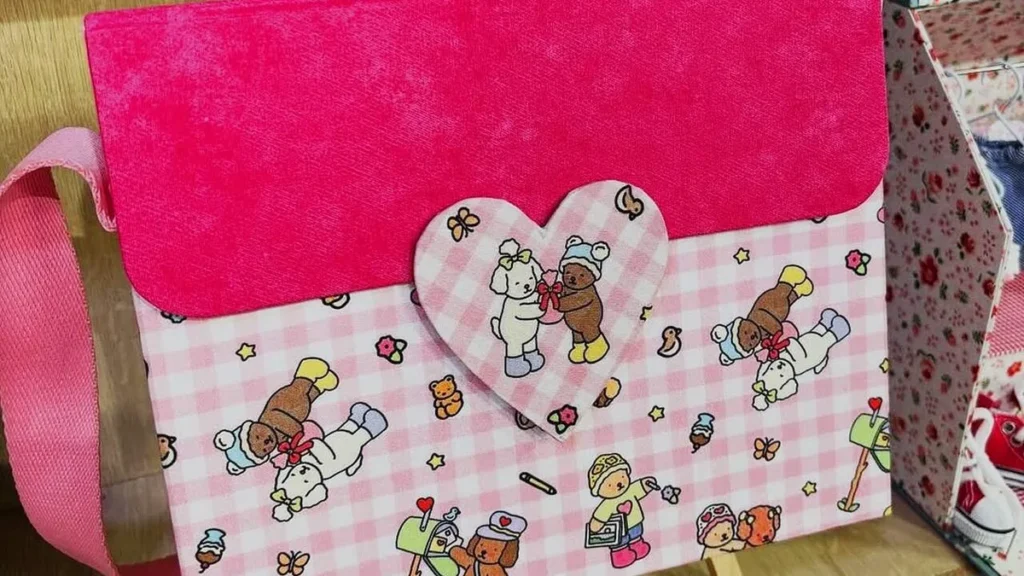 Imagem bolsa de livro de colorir faca voce mesmo do artigo Bolsinha para Livros de Colorir - Faça Você Mesmo