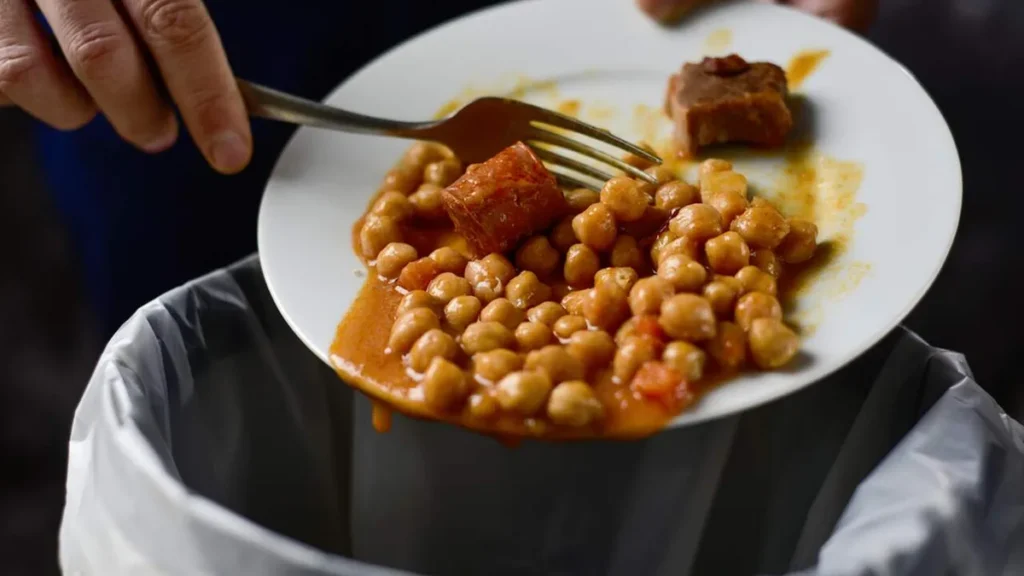 Imagem comida sendo jogada no lixo do artigo Tenha atenção à perda e desperdício de alimentos