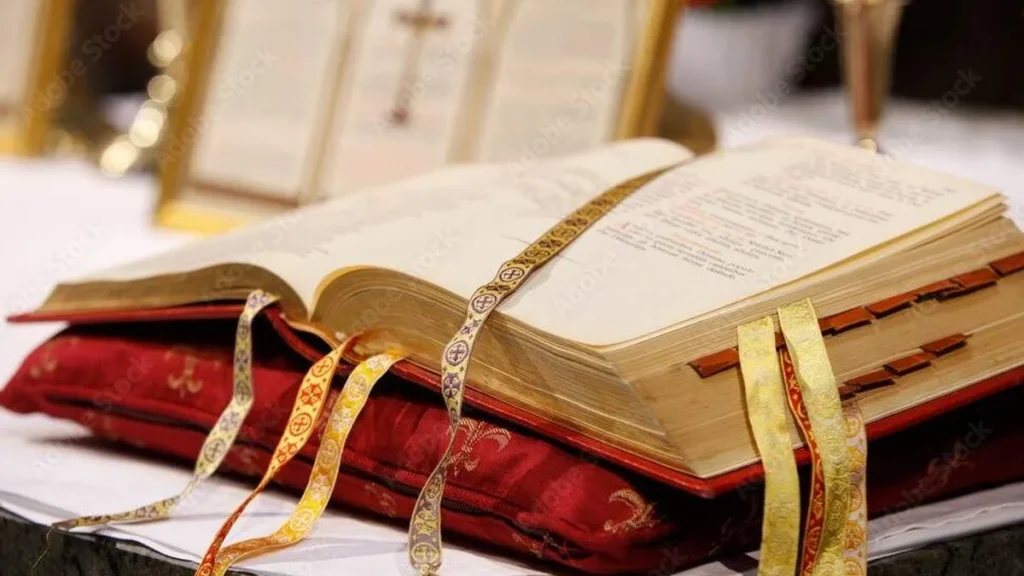 Imagem lecionario sobre a mesa do altar da igreja do artigo Mês da Bíblia: Reflexão sobre a Carta aos Romanos