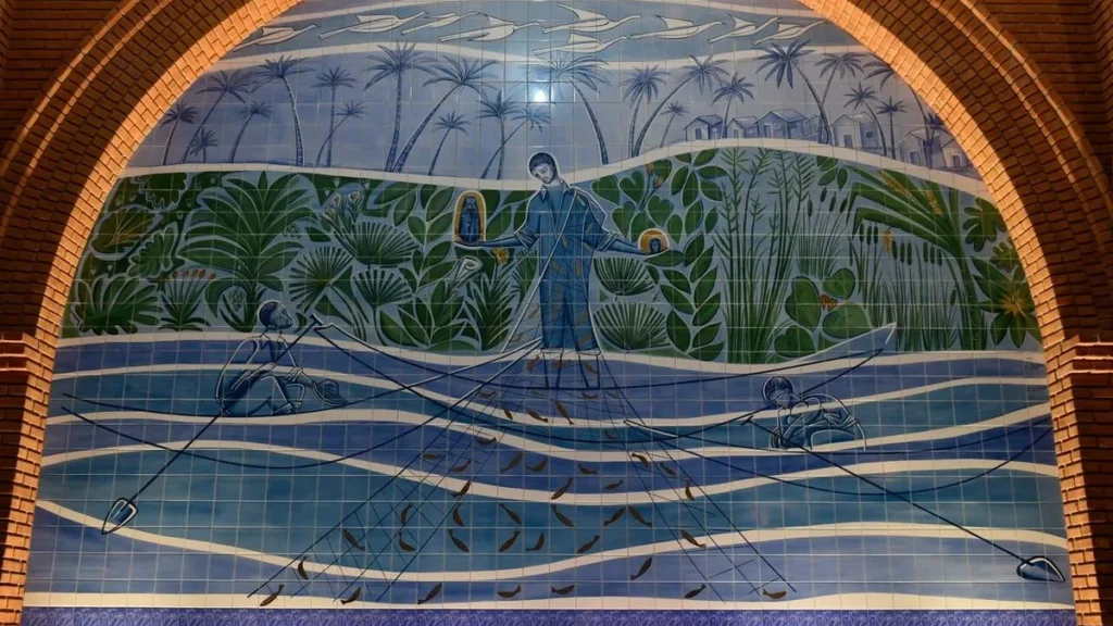 Imagem painel do encontro da imagem de nossa senhora aparecida no santuario nacional do artigo O encontro de Nossa Senhora Aparecida foi uma aparição?