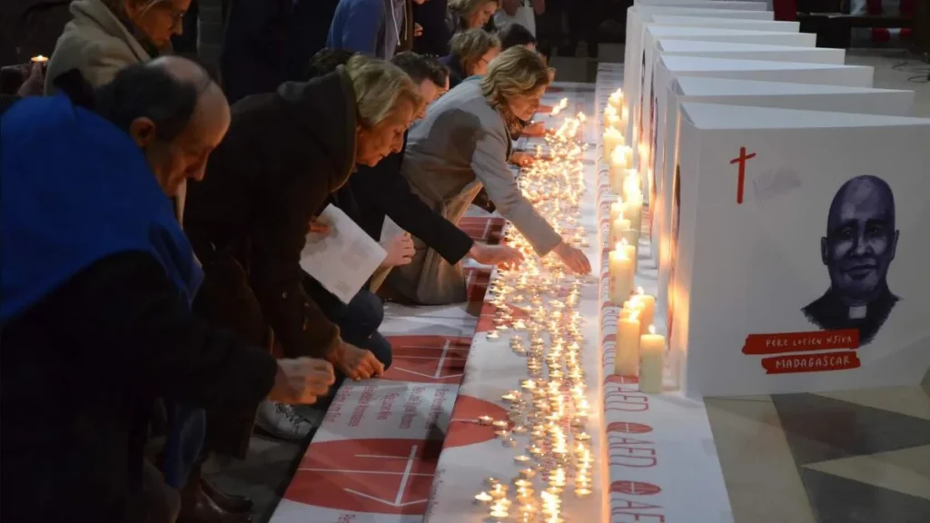 Imagem pessoas rezando por missionarios assassinados do artigo Dia de Oração recorda missionários mortos e sequestrados