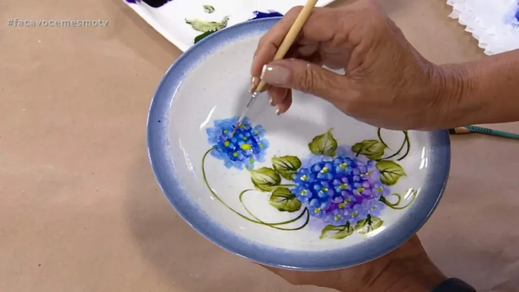 Imagem pintura hortencias em porcelana faca voce mesmo do artigo Pintura Decorativa na Porcelana - Faça Você Mesmo