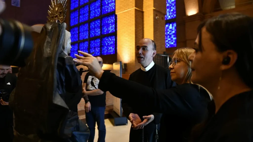 Imagem pe. fabio evaristo marilia marton e ticiana ricci na abertura exposicao arte sacra ver e sentir do artigo Nova exposição no Santuário Nacional convida a tocar a Arte Sacra