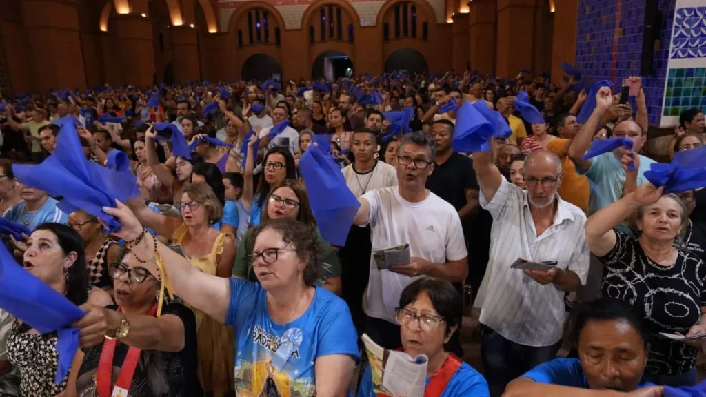 Imagem devotos da mae aparecida em novena da padroeira 2025 do artigo O que é fazer uma novena?