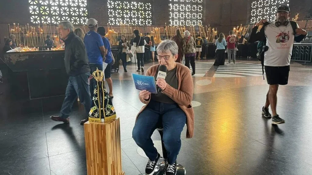 Imagem devota sala das velas do artigo Por que é importante rezar a Consagração a Nossa Senhora?