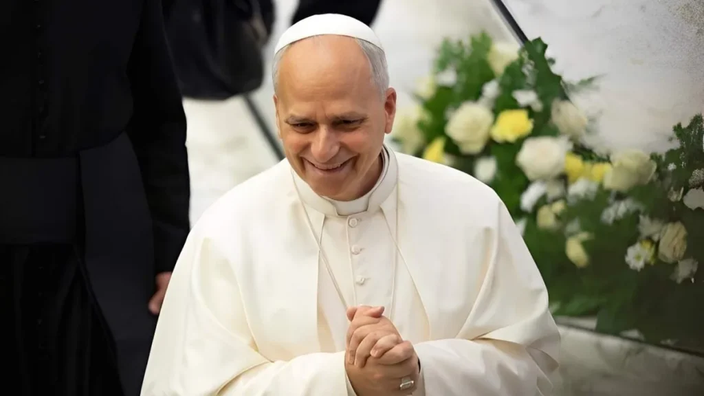 Imagem papa sorri aos presentes de maos postas em jubileu da vida consagrada 2025 do artigo Papa: consagrados são chamados a “despertar o mundo”