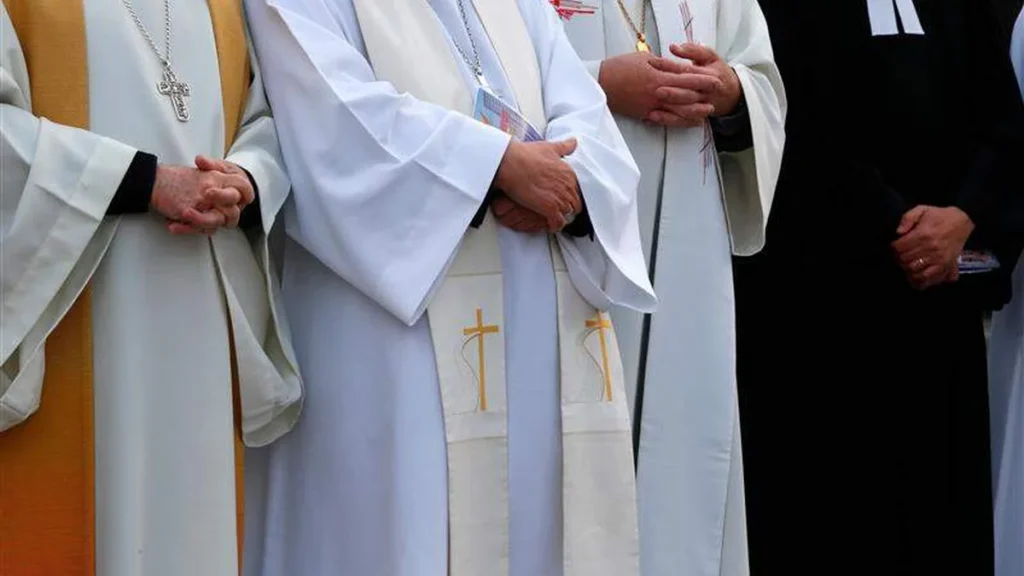 Imagem padres de diferentes crencas lado a lado do artigo Papa reza para todas as religiões serem “pontes de unidade”