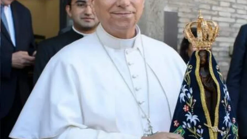 Imagem papa leao xiv segura a imagem de nossa senhora aparecida em roma do artigo Papa Leão XIV abençoa imagem de Aparecida em Roma