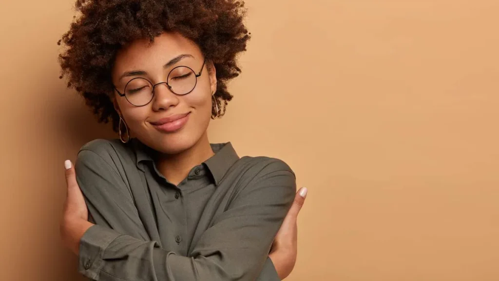 Imagem Mulher ressignificando a dor e tentando ser feliz do artigo Ressignificar: como transformar a forma de olhar para a vida?