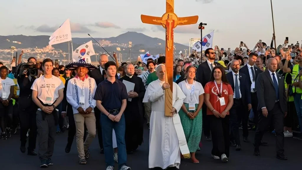 Imagem papa levando cruz em jubileu com jovens do artigo Papa convida cristãos a serem missionários da esperança