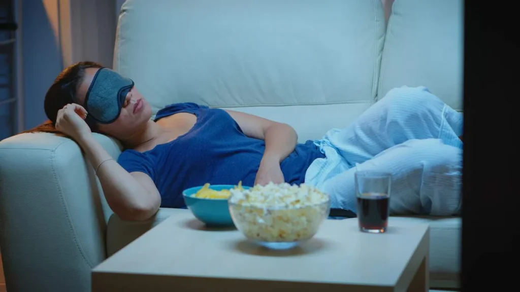 Imagem Mulher dormindo no sofa do artigo O que você come transforma seu sono, seu humor e sua mente