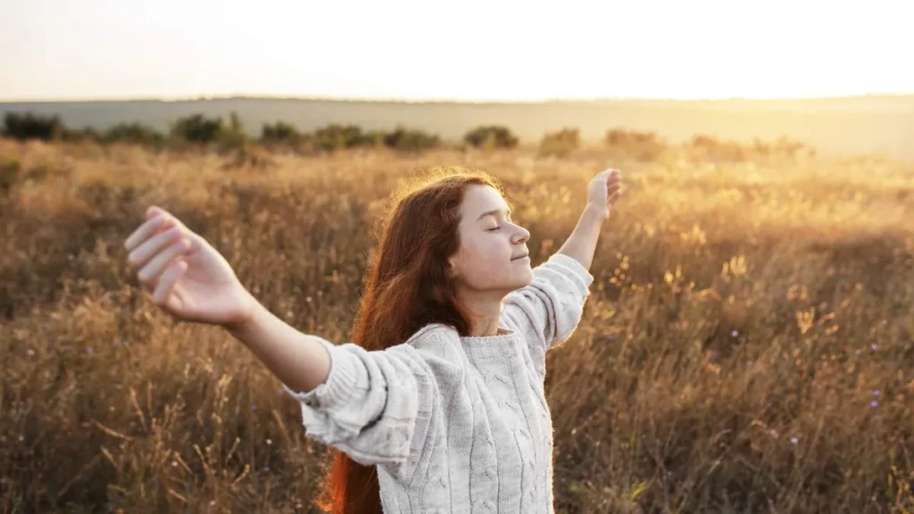 Imagem Garota desfrutando da liberdade e da esperanca do artigo Esperança e Resiliência, dois pilares para superar desafios