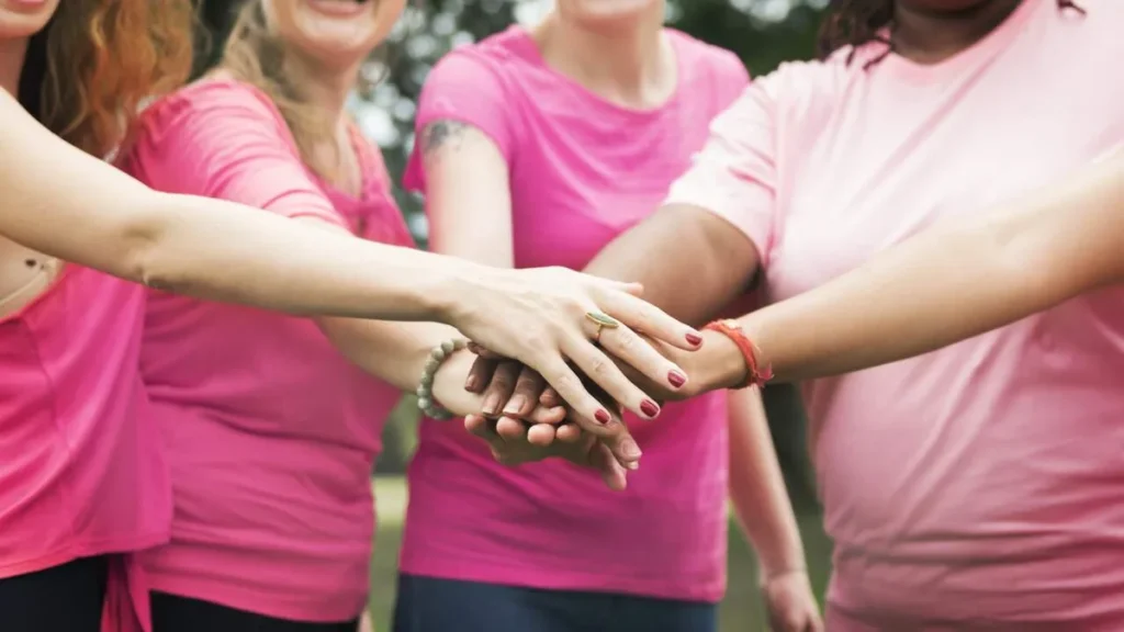 Imagem mulheres lutando contra o cancer de mama do artigo Vida Saudável: Outubro Rosa e a saúde da mulher