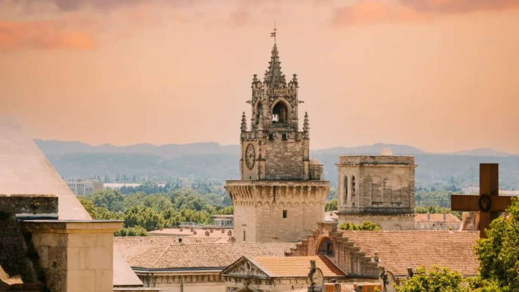 Imagem paisagem com igreja em avignon na Franca do artigo Quando os Papas viveram fora de Roma: o Cativeiro de Avignon