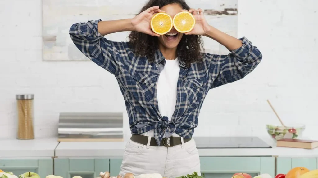 Imagem Mulher feliz com a alimentacao saudavel do artigo A relação entre alimentação e saúde mental: um olhar integrativo
