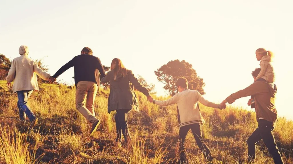 Imagem Pessoas caminhando de maos dadas do artigo Você sabe o que significa sinodalidade?