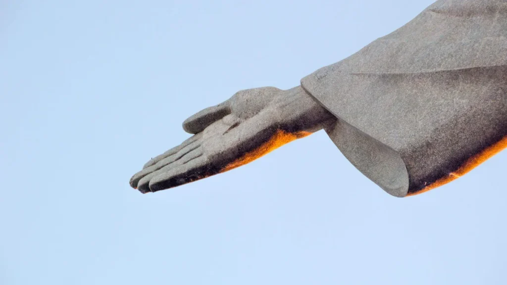 Imagem maos do Cristo Redentor no RJ do artigo Igreja no Brasil se solidariza com o RJ e reafirma defesa da vida