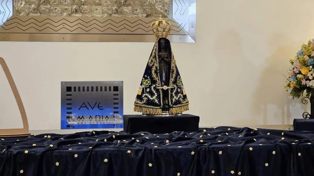 Imagem Sob o manto da mae apa recida foram depositadas as intencoes enviadas pelos devotos durante o mes de outubro do artigo TV Aparecida encerra mês mariano com especial “Nossa Família, sob o Manto da Mãe”
