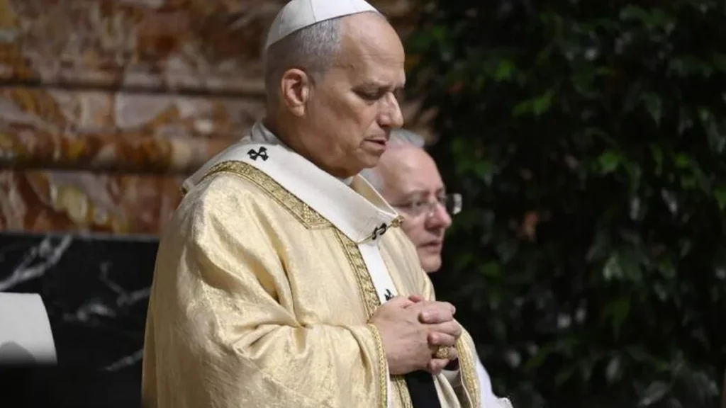 Imagem papa leao xiv em missa com cabeca baixa serio do artigo Papa Leão XIV consola pai que perdeu o filho