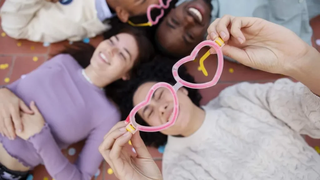 Imagem Amigas reunidas em um momento feliz do artigo Risoterapia: conheça a arte de curar com o riso