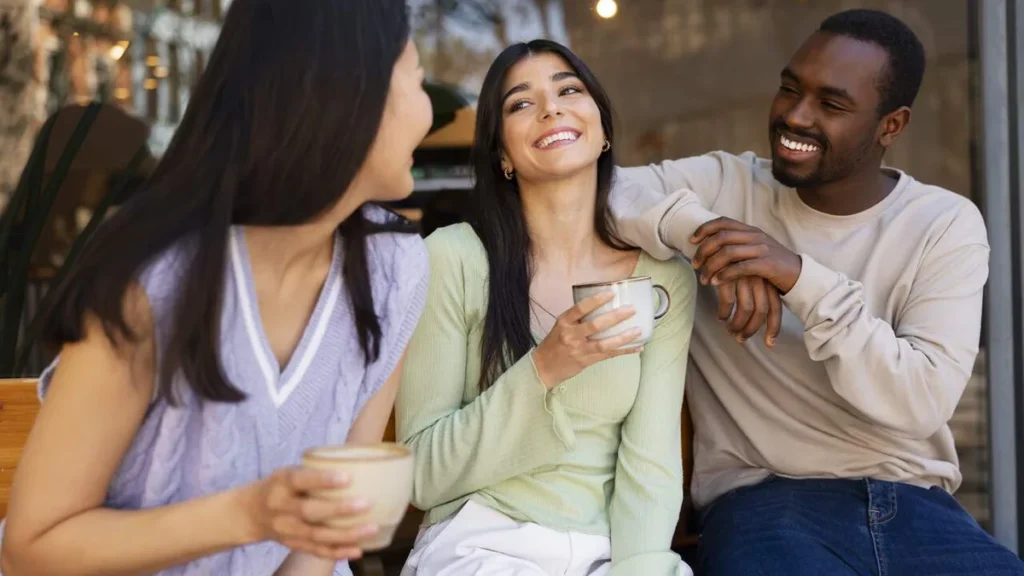 Imagem Amigos reunidos em um momento de lazer do artigo Qual a importância do convívio social?