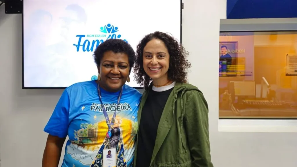 Imagem Ana Paula da Familia dos Devotos em entrevista no Bom Dia em Familia do artigo Junte-se à Família dos Devotos na Novena e Festa da Padroeira