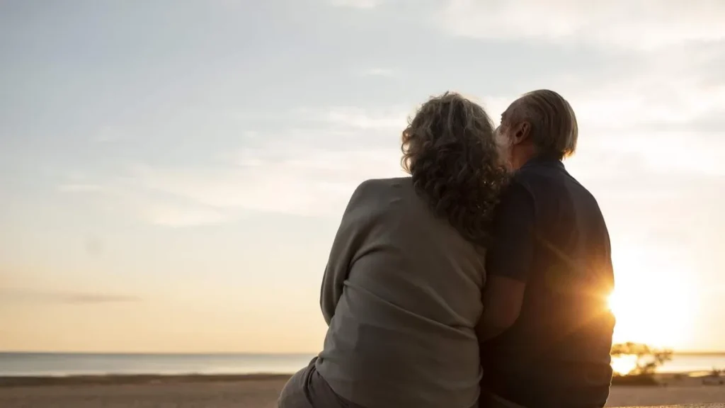 Imagem Casal admirando no por do sol do artigo De Bem com a Vida: Qual o sentido da vida?
