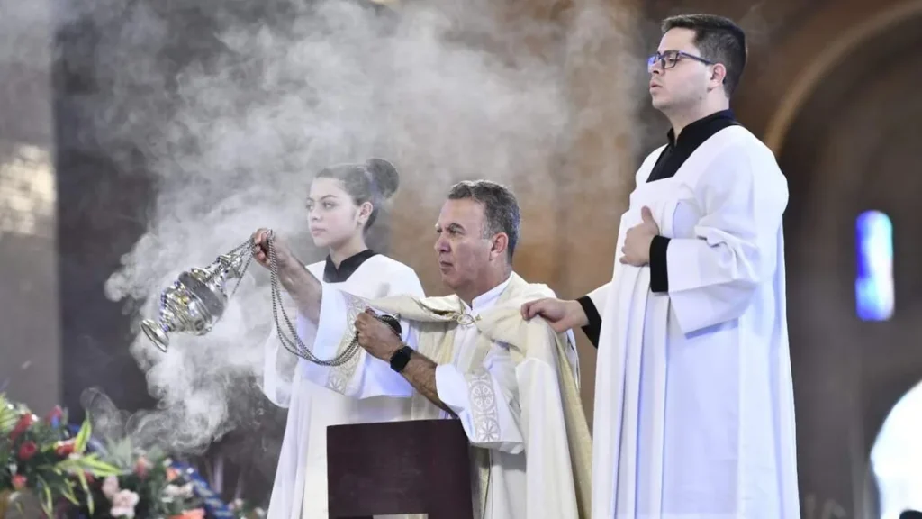 Imagem Incensao do Santissimo Sacramento durante terceiro dia da Novena da Tarde do artigo Novena da Tarde traz reflexão sobre o Mistério da Encarnação do Verbo
