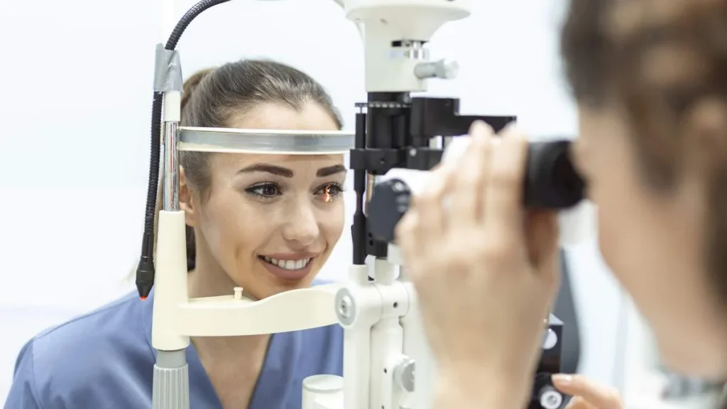 Imagem Mulher em consulta com o oftalmologista do artigo Vida Saudável: cuidados essenciais para a saúde dos olhos