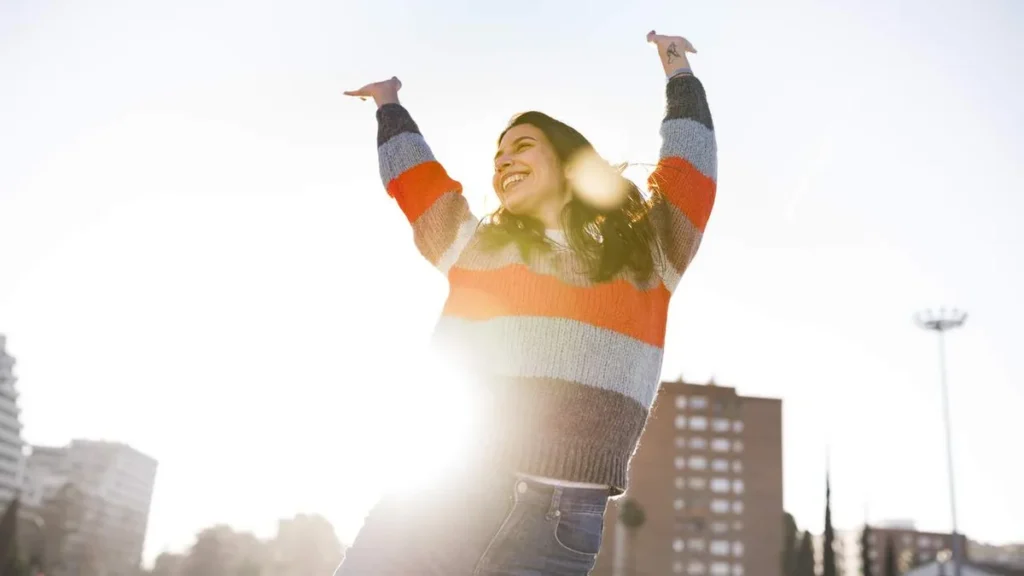 Imagem Mulher feliz com sua saude emocional em paz do artigo Fé e psicologia: aliadas da saúde emocional