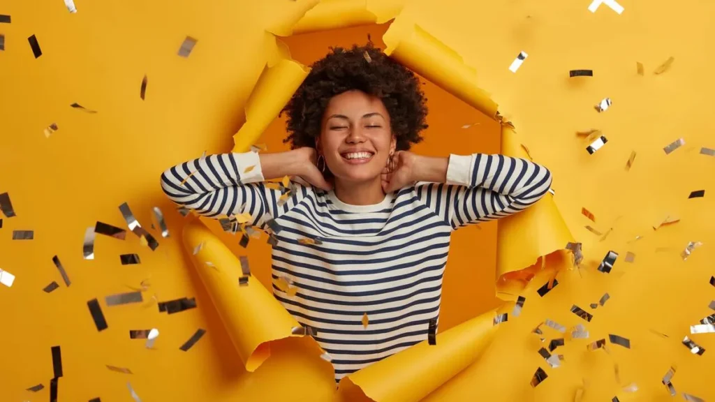 Imagem Mulher feliz em um ambiente que da a ilusao de algo novo vai acontecer a vida dela do artigo Descubra novos e inspiradores temas do "De Bem com a Vida"