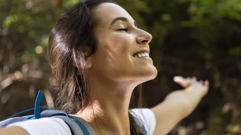 Imagem Mulher sorrindo feliz e de bem com a vida do artigo Confira novos episódios do quadro “De Bem com a Vida"