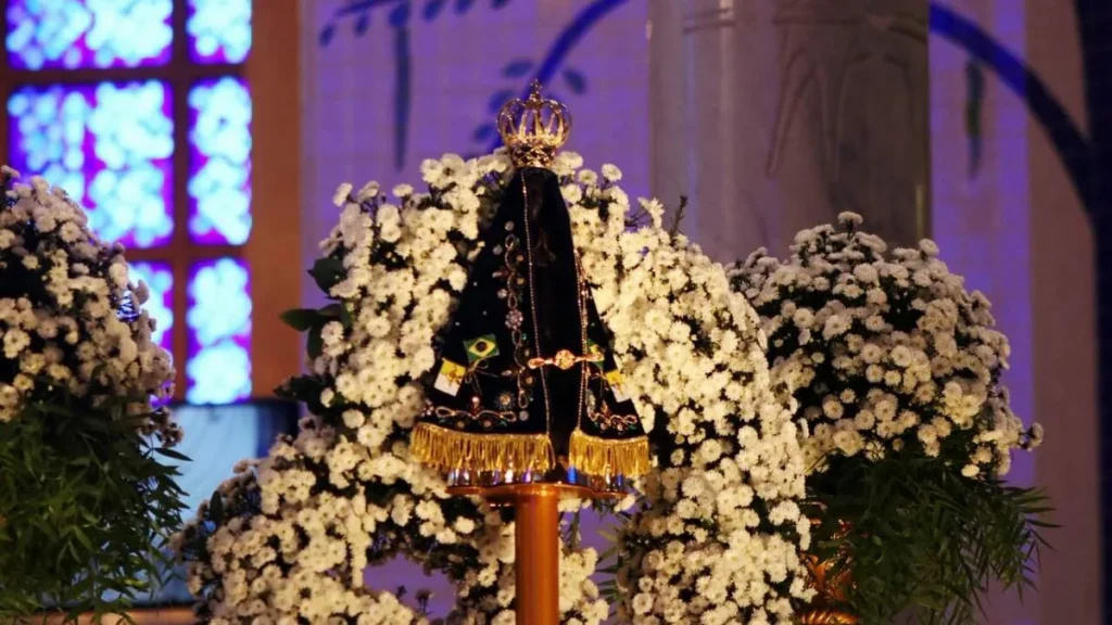 Imagem Nossa Senhora Aparecida no Altar Central do artigo Novena e Festa da Padroeira: Piedade popular e Evangelização