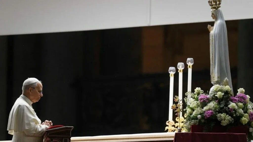 Papa reza diante da imagem de Fátima no Jubileu da Espiritualidade Mariana