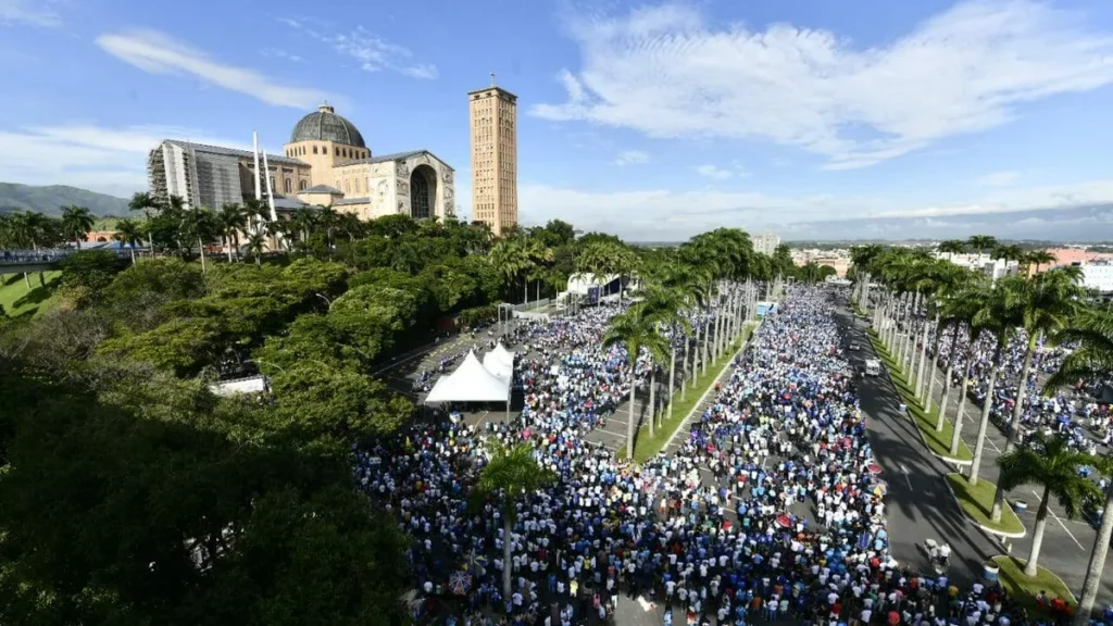 Imagem Patio dos Palmeiras lotado no Terco dos Homens do artigo Quando o povo se reúne para celebrar, a Igreja se enche de vida
