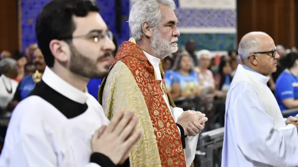 Imagem Pe. Pablo e Pe. Edvlado na procissao de entrada do 8 dia da novena do artigo Novena da Tarde: Maria nos convida a viver as bem-aventuranças
