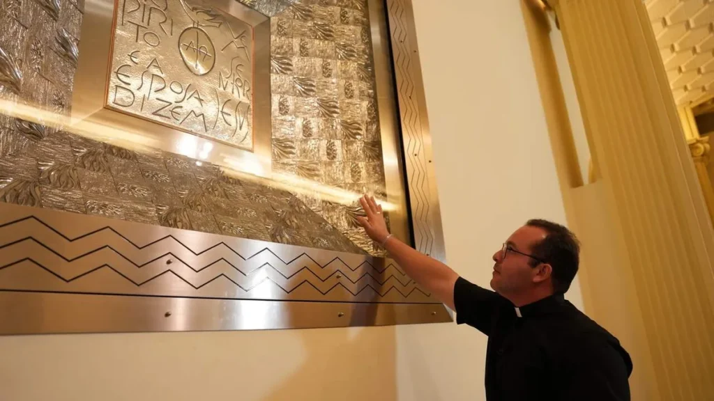 Imagem Pe. Thiago Guimaraes no especial da RA Milagres da Esperanca do artigo Reveja os dois episódios especiais "Milagres da Esperança"