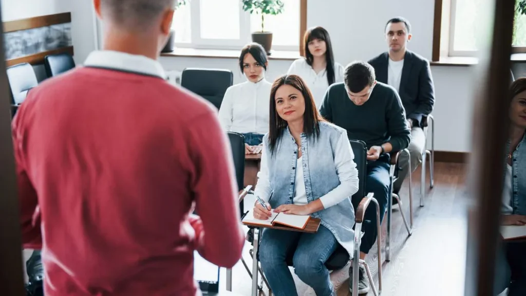 Imagem Pessoas em uma sala de aula de curso profissionalizante do artigo O estudo como chave para novas oportunidades profissionais