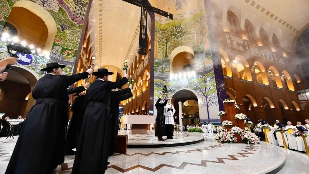 Imagem Redentoristas no Altar Cental do artigo A ternura de Maria e a missão redentorista de cuidar da Vida