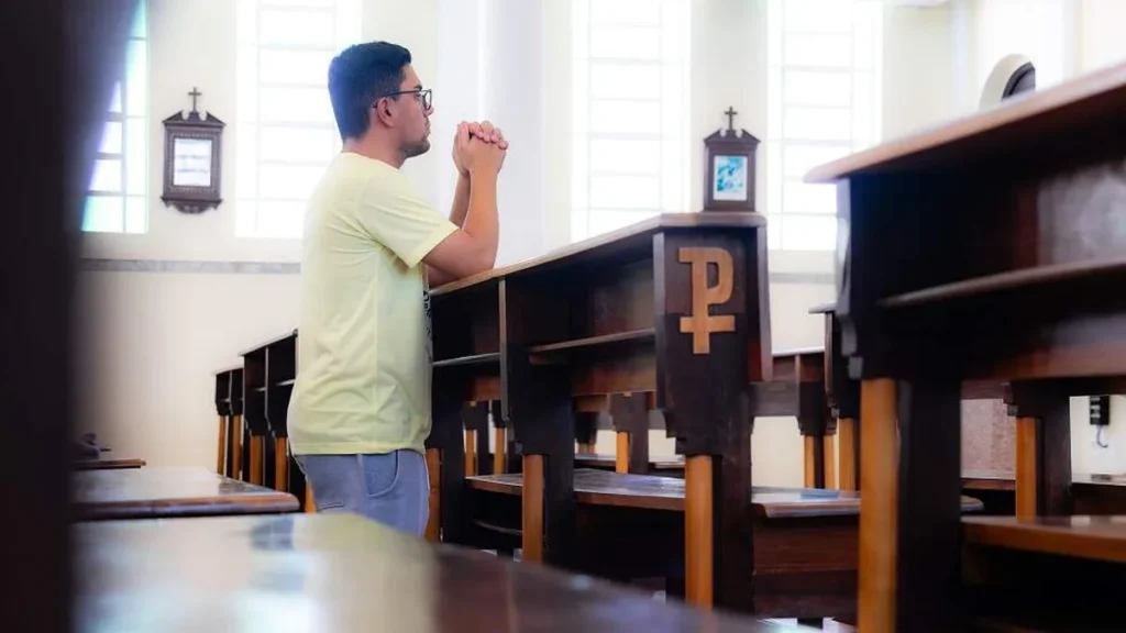 Jovem seminarista rezando na capela do Seminário Santo Afonso