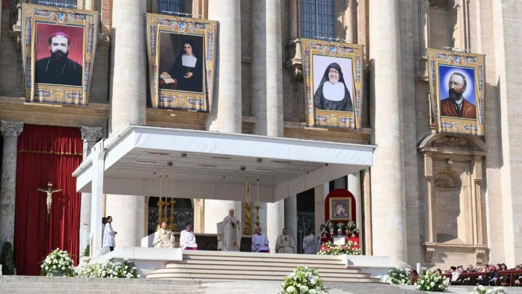 Imagem canonizacao sete santos leao xiv do artigo "Lâmpadas da Fé": Papa Leão XIV canoniza 7 novos santos