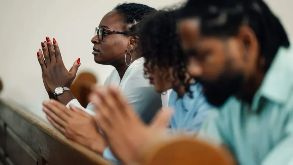 Imagem familia rezando na igreja com fe do artigo Reflexão Semanal: Senhor Jesus, aumenta a nossa fé